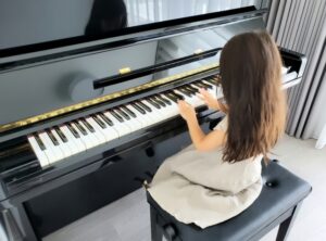 ピアノを弾く少女