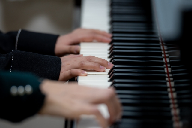 piano を弾く手